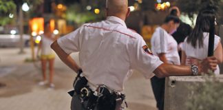 Israeli security guards now required to leave guns at work