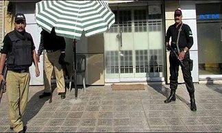 Karachi citizens withdrawing Rs. 500,000 or more from banks to get police security