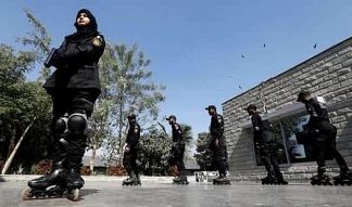 Cops in Karachi put on roller skates to stop street crimes