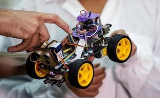 Israel launches sniffing robot to detect diseases, aid in security checks